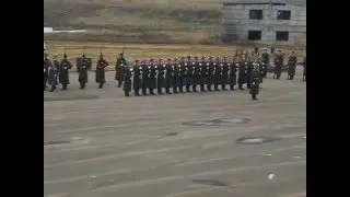 Строевые танцы солдат(полигон)прям как в фильмах Combatant dancing soldier