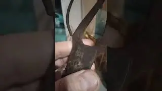 Антикварные вещицы, сувениры, статуэтки, фарфор, кованые ножницы, археологические находки.