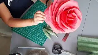 БОЛЬШАЯ РОЗА ИЗ ГОФРИРОВАННОЙ БУМАГИ СВОИМИ РУКАМИ/ROSE MADE OF CORRUGATED PAPER WITH YOUR OWN HANDS