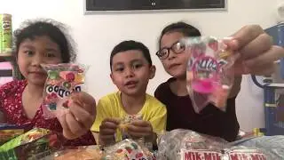 Kids eat 90s Filipino Snacks [Filipino Snacks Reaction]