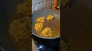 Оладьи из кабачков на топлëном масле, которое  придаëт невероятный вкус блюду)