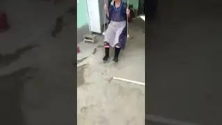 Бабушка на качелях