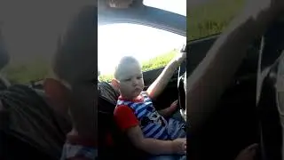 Emil vozi auto