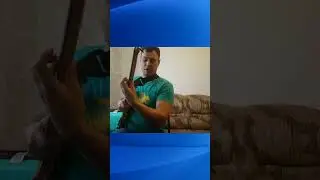 Небольшое упражнение на разнонаправленное движение пальцев левой руки на бас-гитаре #shorts