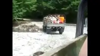 Поездка на грузовике по горной реке в окрестностях Сочи