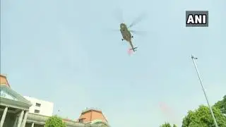 Hindistan sağlık çalışanlarının üzerine çiçek yağdırdı