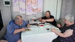 Так вкусно кушает эта семья домашний суп Посмотрите за ними Мама приготовила и накрыла семейный стол