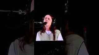 Lizzy McAlpine LIVE in Melbourne 2024 - singing LATELY