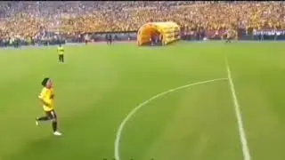 Ronaldinho hace venia y reverencia a la hinchada de Barcelona SC de Ecuador - Noche Amarilla 2016
