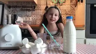 Молочный коктейль из маршмеллоу. Дети готовят сами без родителей.