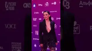 На дорожке — роскошная Оля Серябкина в наряде от Валентина Юдашкина❤️
