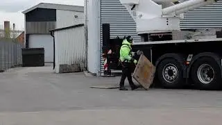 Montering av skyltar på Lantmännen Skara