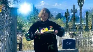 праздную день рождения на горе с кладбищем