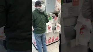 Вот так весело у нас в магазинах,собаки живут , спят , кушают что хотят , всем ВСЕ РАВНО 🥹