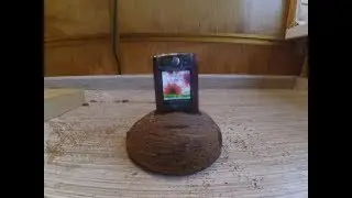 Деревянная подставка для телефона из кокоса.