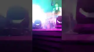 Se cae del escenario y se le ve todo🤣