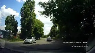 Даме нужно повернуть!