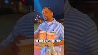 Mann wird von Mädchen wegen seines Outfits im Restaurant verspottet