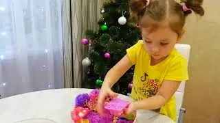 Мультик с куклами Лол. Ярослава играет в куклы.