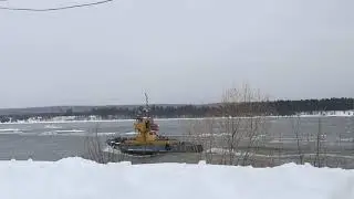 Таймлапс лёд и паром на реке Енисей.