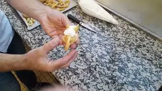 cours de cuisine : réaliser des cygnes et garnir des choux de chantilly.