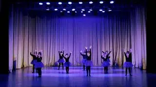 Танцювальний колектив "Друзі" виконують танець "Губки бантиком".