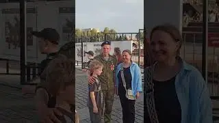Лучше парня в мире не найдешь! Не дают на выставке герою покоя.