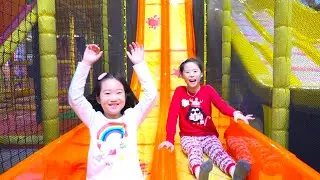 Boram joue dans une salle de jeux pour enfants et raconte des histoires morales pour les enfants