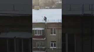 Бестрашный дворник чистит снег без страховки