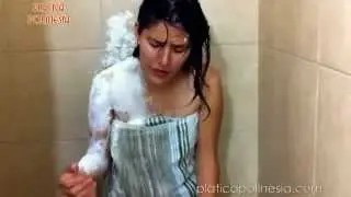 BROMA A MI HERMANA MIENTRAS SE BAÑA | LOS POLINESIOS BROMAS PLATICA POLINESIA