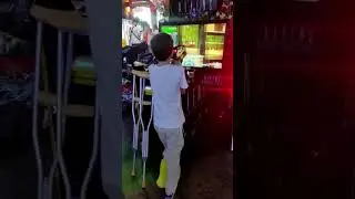 Одноклассники играют а Лазертаг, а Тим в игровые автоматы пока их ждёт