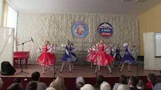 "Танец с платочками" исполняет детский образцовый хореографический ансамбль "Визит"