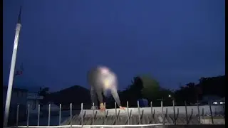Hayoo Ketawan! Ngumpet di Atas Genteng Bocah Tawuran ini Kaget Kepergok Polisi - 86