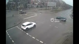 Жесткое ДТП на перекрестке Поля и Ульянова в Днепре
