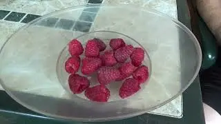 Применение алюминиевой фольги для выращивания малины.Use of aluminum foil for growing raspberries.