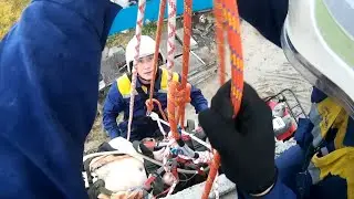 Сургутские спасатели эвакуировали тяжелораненого рабочего.
