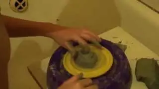 Серёжа лепит из глины