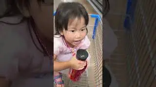 [Funny]_Baby Chloe says she is stronger too, and she can grab it with just one hand.