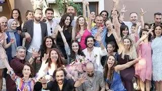 Özge Gürel ve Serkan Çayoğlunun aileleri birlikte nişan Fotosu çektirdiler