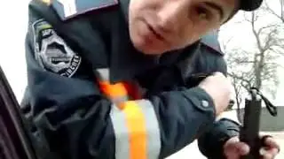 Молодой Гаишник пытается наехать