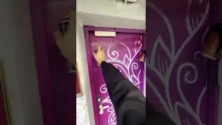 Художественное оформление дверей в салоне тайского массажа.