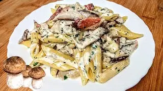 Pasta mit Waldpilzen, Briekäse und Speck. Ein leckeres Gericht aus der italienischen Küche