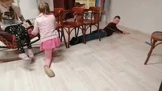 Самостоятельные игры. Перелезаем через стулья