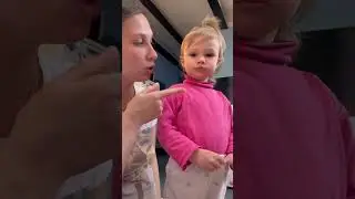 Мама учит как себя вести в гостях😂 