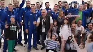 Οι μάγκες τραγουδάνε: «ΕΛΛΑΣ, ΟΛΕ, ΟΛΕ, ΔΕ ΣΤΑΜΑΤΩ ΝΑ ΤΡΑΓΟΥΔΩ»! (VID)