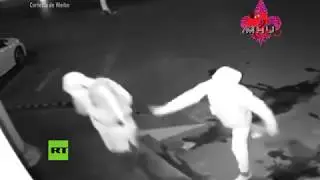 Ladrón TONTO golpea a su compañero en la cabeza con un Ladrillo/Parodia