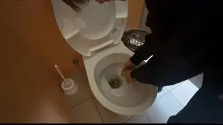 ЗАСЫПАЛИ ДРОЖЖИ В  ТУАЛЕТ В ШКОЛЕ