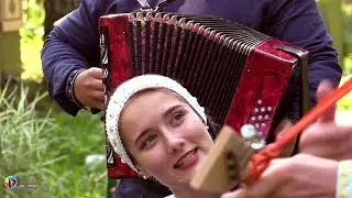 «Перед зеркалом стояла»