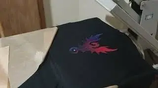 Estampa na blusa preta