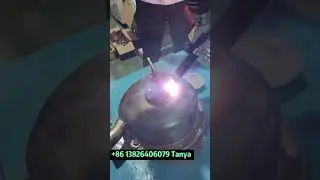 Промышленный робот сваривает.Сварочное оборудование.